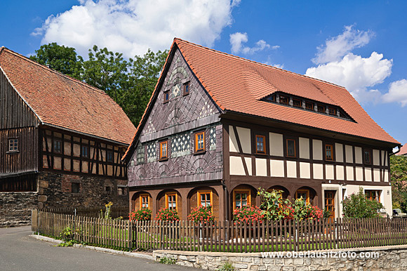 Foto von Peter Hennig PIXELWERKSTATT Bertsdorf-Hörnitz Umgebindehaus im Sommer